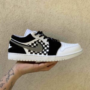Nike Jordan 1 Custom Low Dipinta a Mano Scacchi, Doppio Swoosh, Lacci Neri