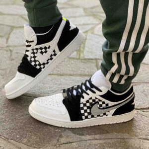 Nike Jordan 1 Custom Low Dipinta a Mano Scacchi, Doppio Swoosh, Lacci Neri