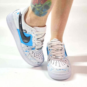 Nike Air Force 1 Custom Cartoon Dipinte A Mano Azzurro e Swoosh Nero
