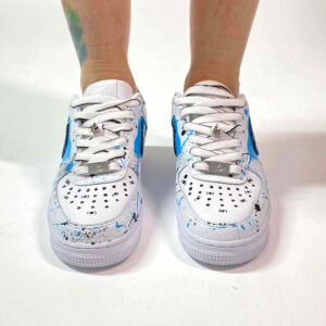 Nike Air Force 1 Custom Cartoon Dipinte A Mano Azzurro e Swoosh Nero