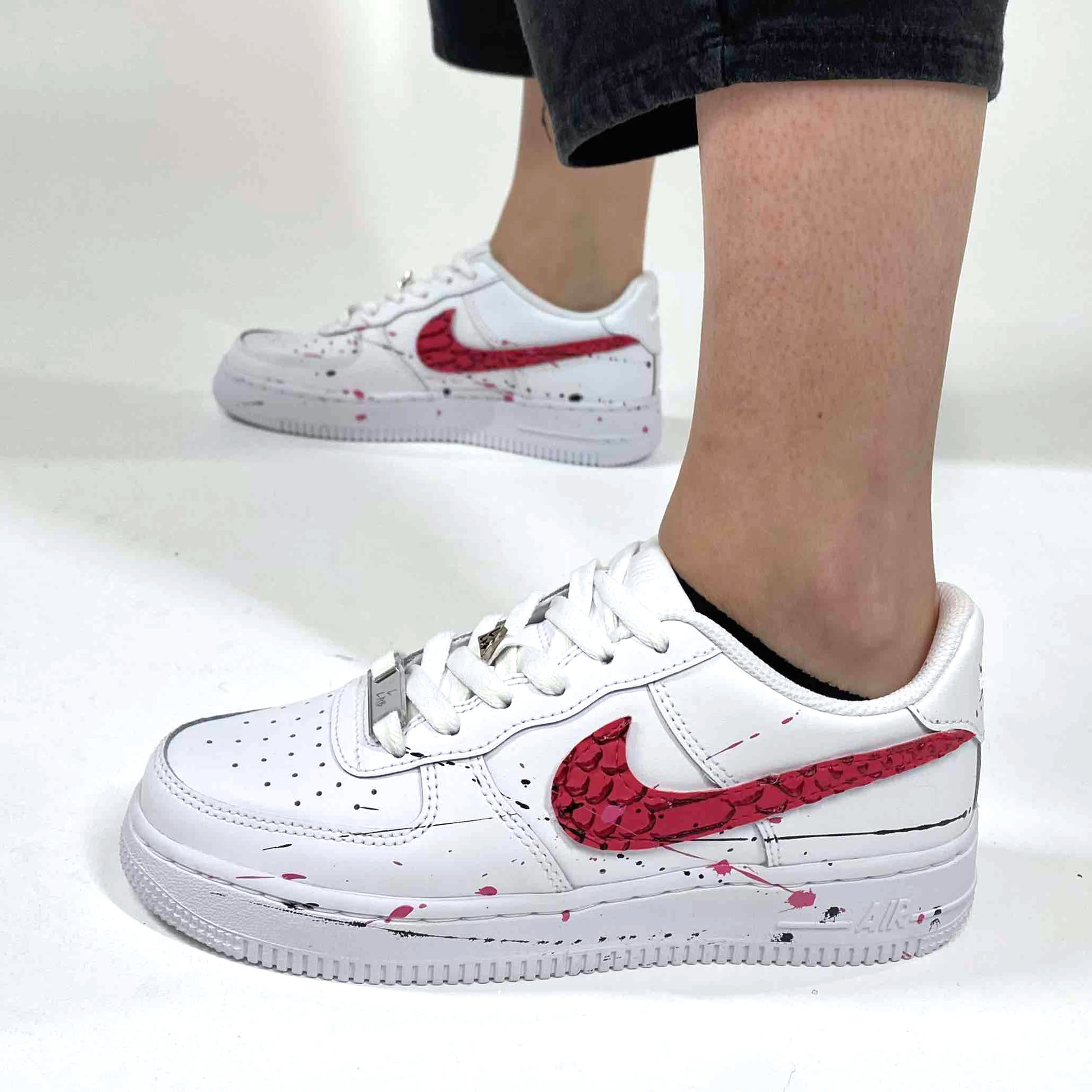 Nike Air Force 1 Custom Swoosh Squamato Rosa e Sporcatura Nera e Rosa
