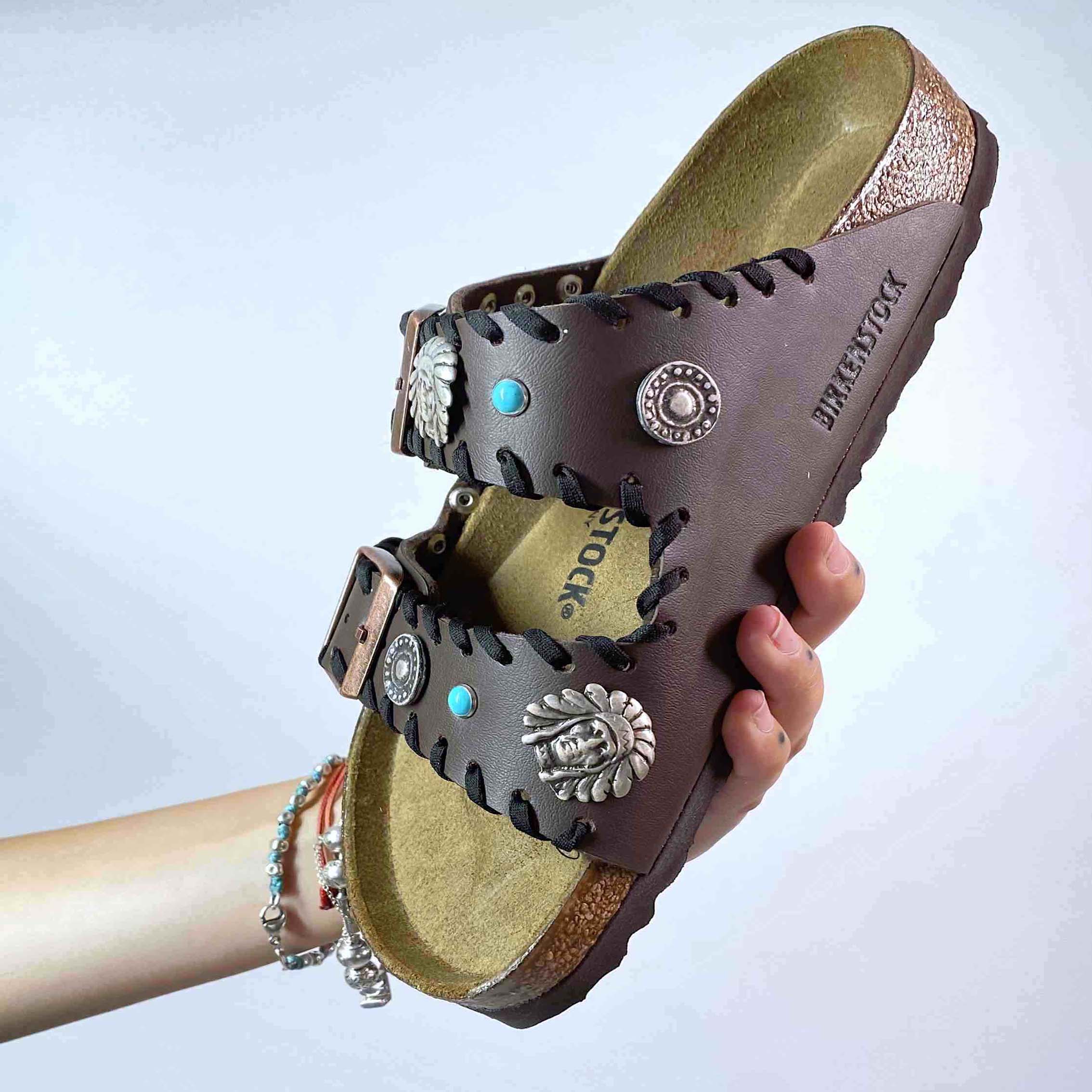 Birkenstock Arizona Personalizzate Base Marrone Passamaneria Nera, Borchie Satinate e Turchesi – Indiano