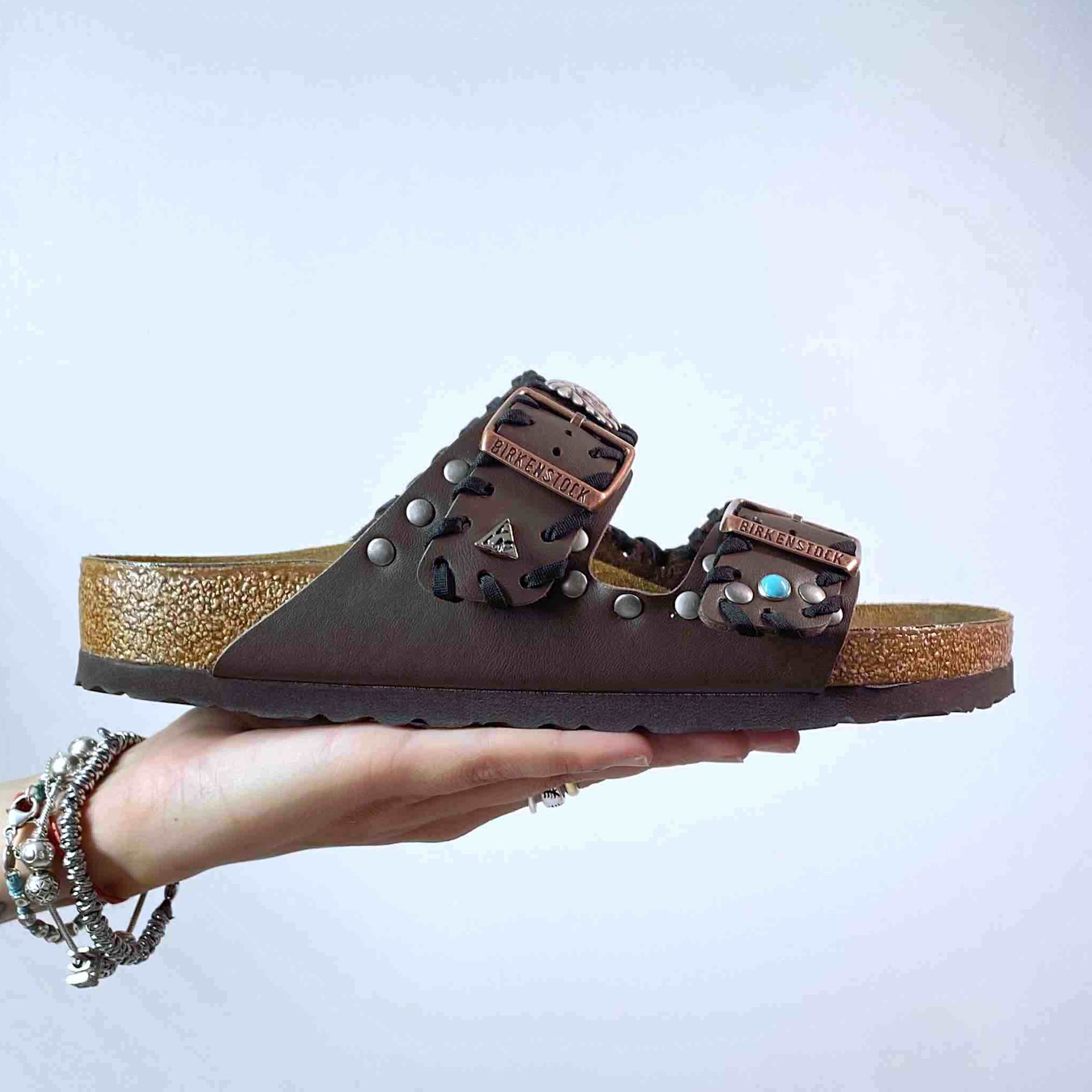 Birkenstock Arizona Personalizzate Base Marrone Passamaneria Nera, Borchie Satinate e Turchesi – Indiano