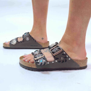 Birkenstock Arizona Personalizzate Base Marrone Passamaneria Nera, Borchie Satinate e Turchesi – Indiano