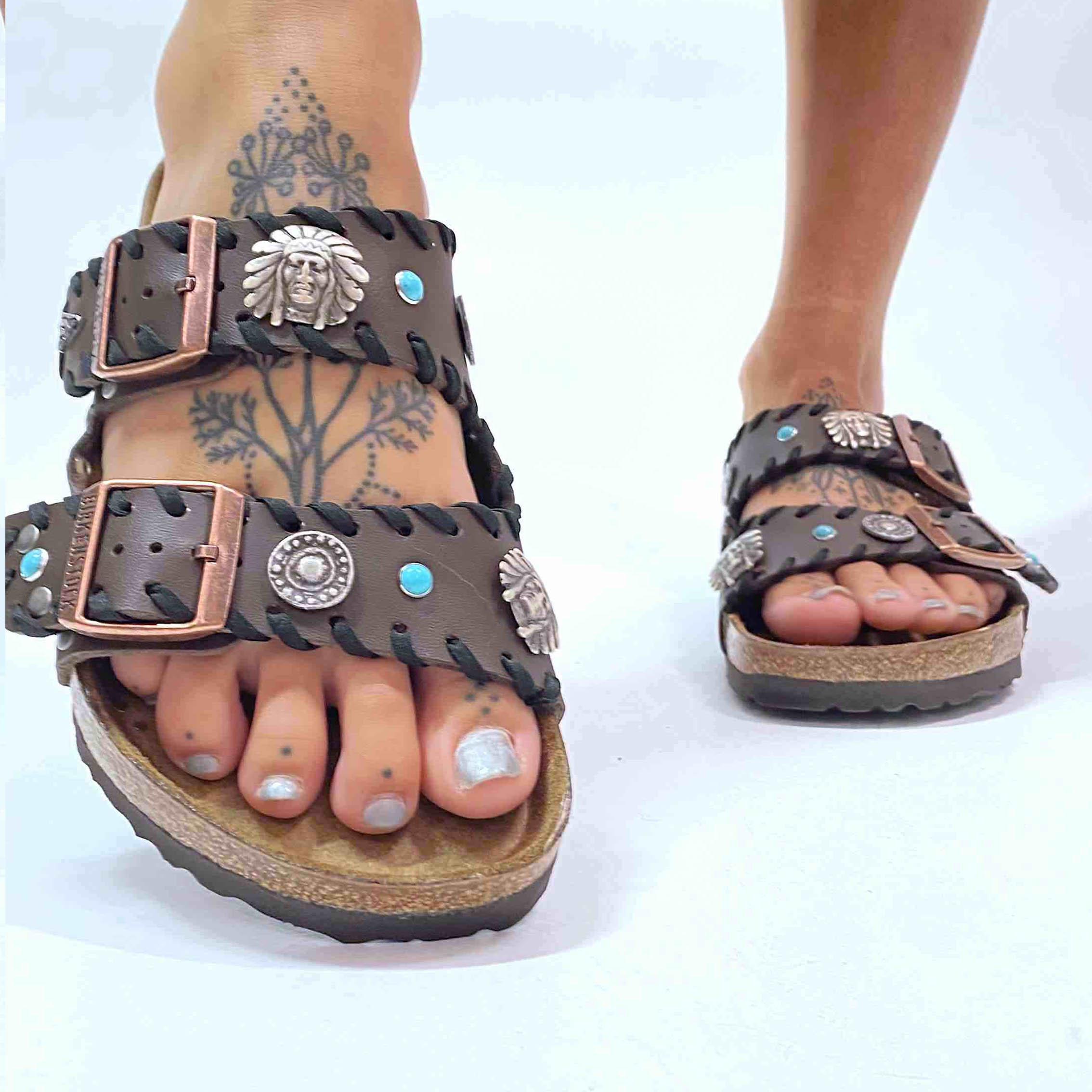 Birkenstock Arizona Personalizzate Base Marrone Passamaneria Nera, Borchie Satinate e Turchesi – Indiano