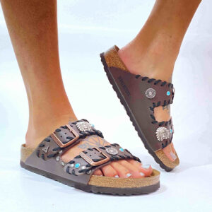 Birkenstock Arizona Personalizzate Base Marrone Passamaneria Nera, Borchie Satinate e Turchesi – Indiano