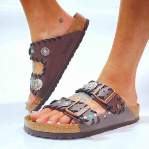 Birkenstock Arizona Personalizzate Base Marrone Passamaneria Nera, Borchie Satinate e Turchesi – Indiano