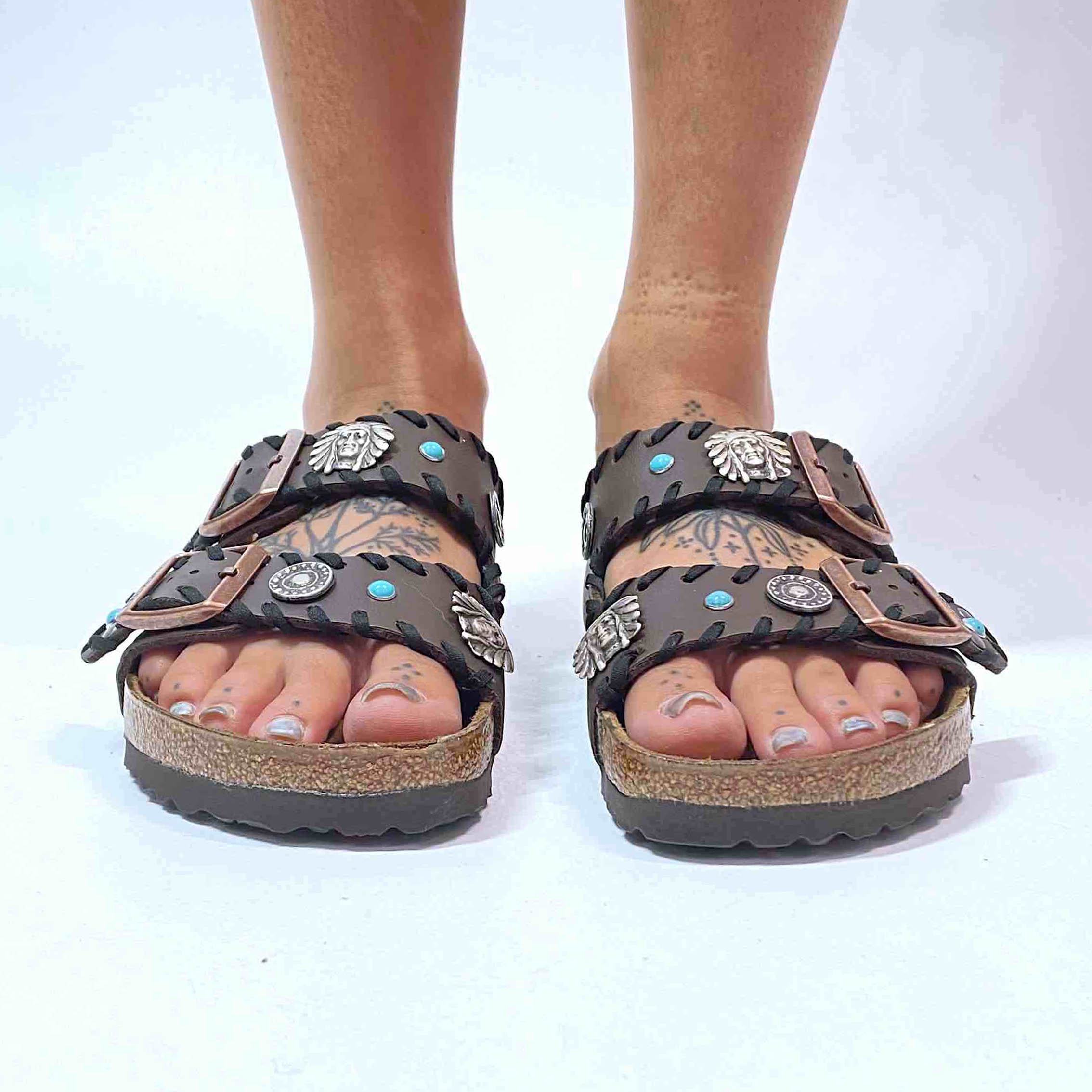Birkenstock Arizona Personalizzate Base Marrone Passamaneria Nera, Borchie Satinate e Turchesi – Indiano
