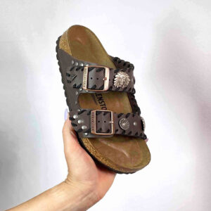 Birkenstock Arizona Personalizzate Base Marrone Passamaneria Nera e Borchie Satinate – Indiano