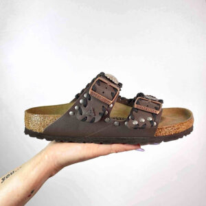 Birkenstock Arizona Personalizzate Base Marrone Passamaneria Nera e Borchie Satinate – Indiano