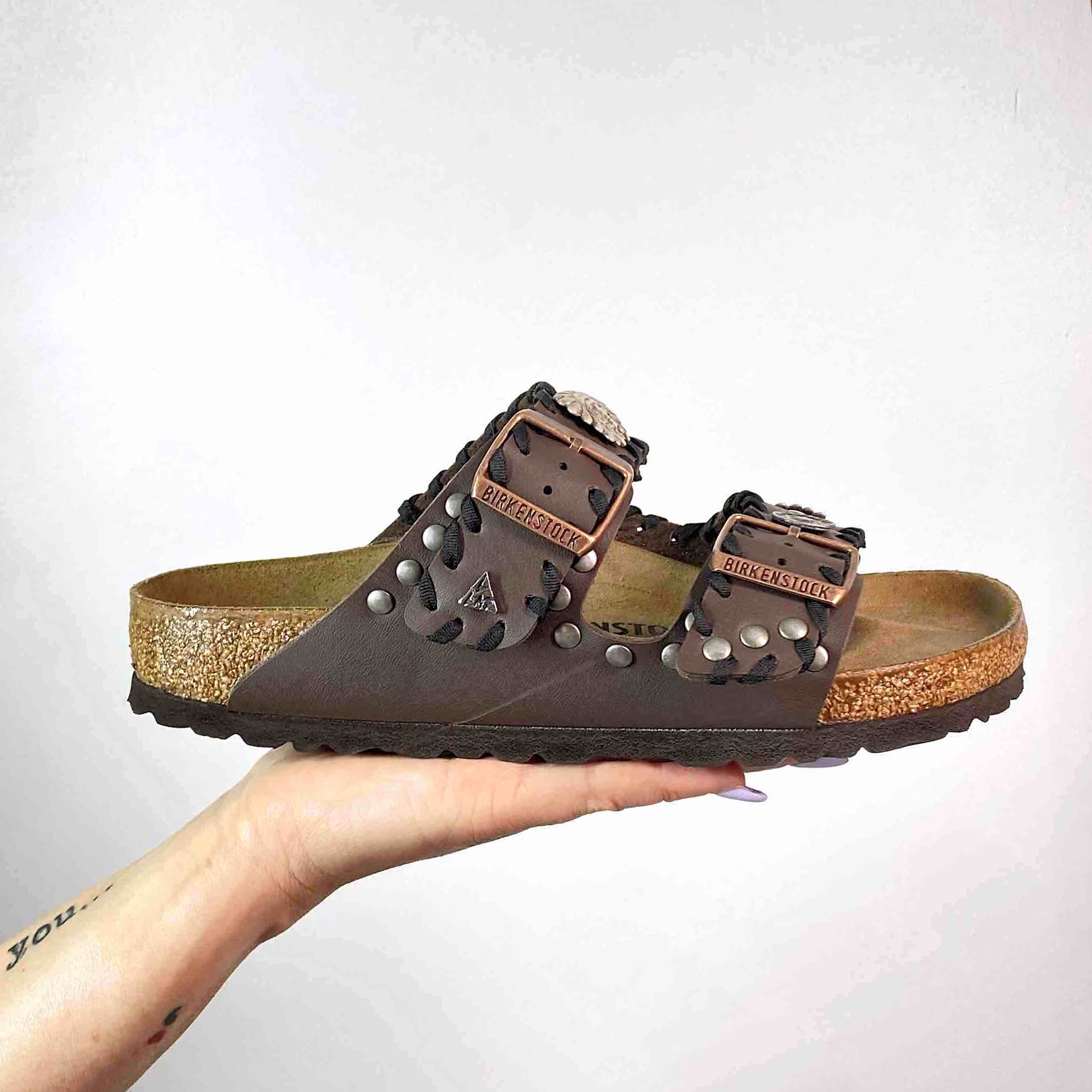 Birkenstock Arizona Personalizzate Base Marrone Passamaneria Nera e Borchie Satinate – Indiano