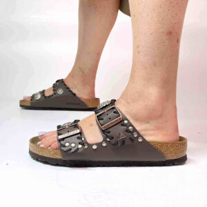 Birkenstock Arizona Personalizzate Base Marrone Passamaneria Nera e Borchie Satinate – Indiano