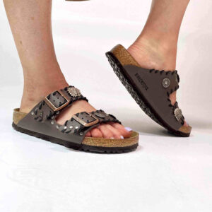 Birkenstock Arizona Personalizzate Base Marrone Passamaneria Nera e Borchie Satinate – Indiano