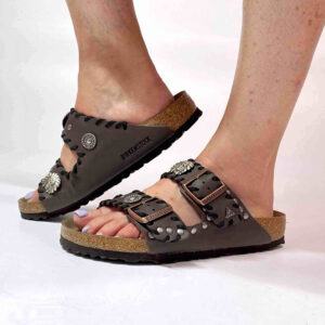Birkenstock Arizona Personalizzate Base Marrone Passamaneria Nera e Borchie Satinate – Indiano