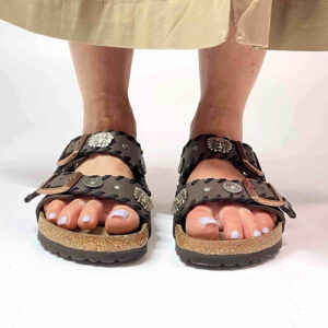 Birkenstock Arizona Personalizzate Base Marrone Passamaneria Nera e Borchie Satinate – Indiano