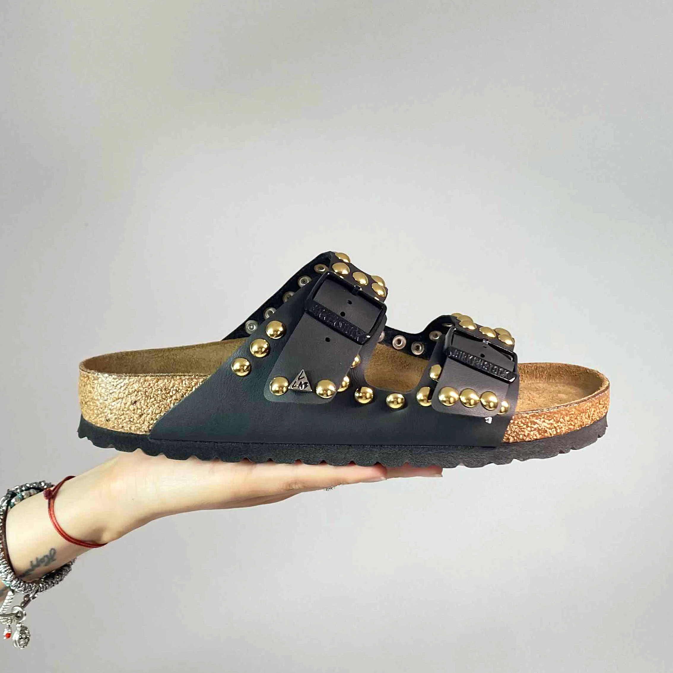 Birkenstock Arizona Personalizzate Base Nera Borchie a Sfera Basso Oro