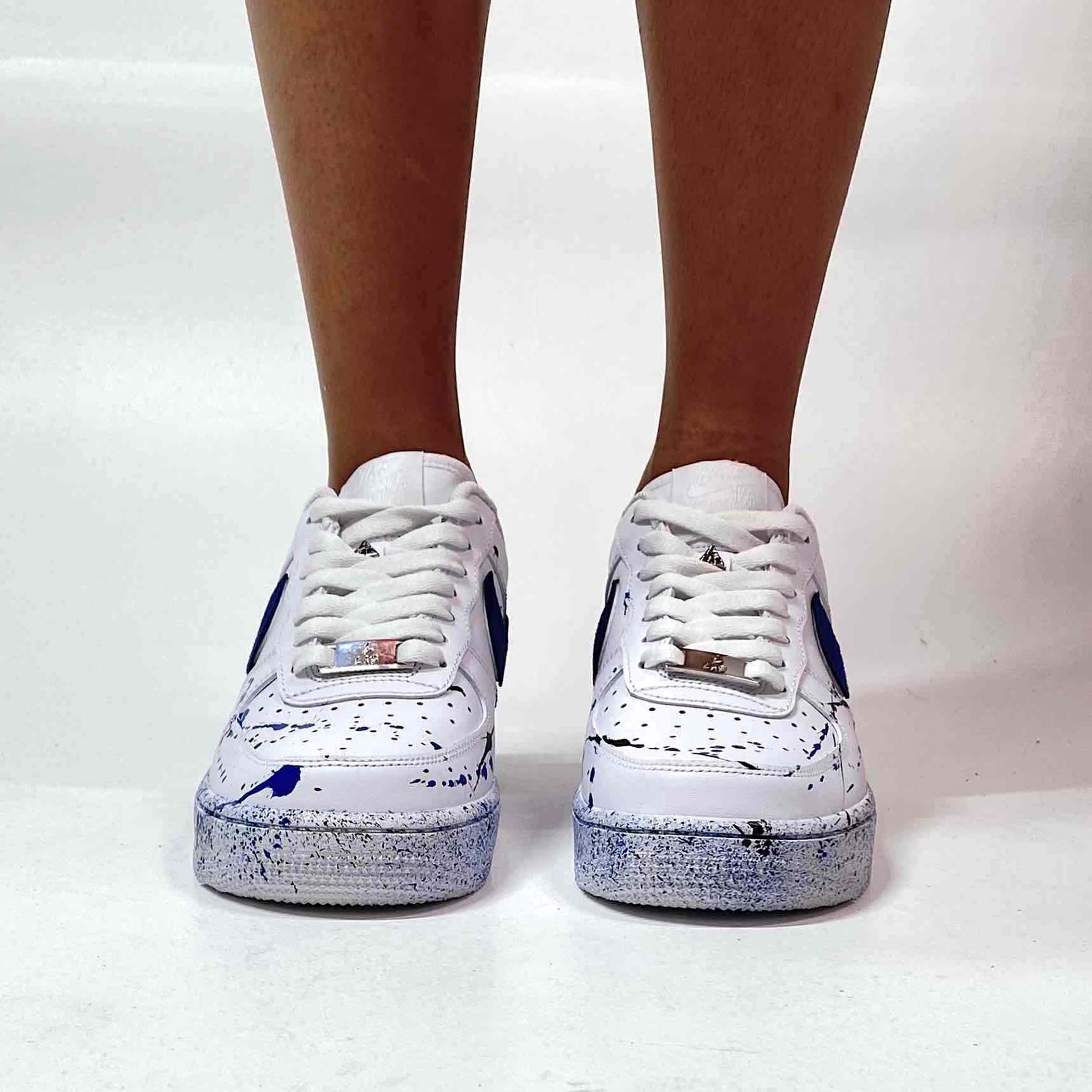 Air Force One Custom Swoosh Pelle Blu, Sporcata Frustata e Fondo Puntinato Nero e Blu
