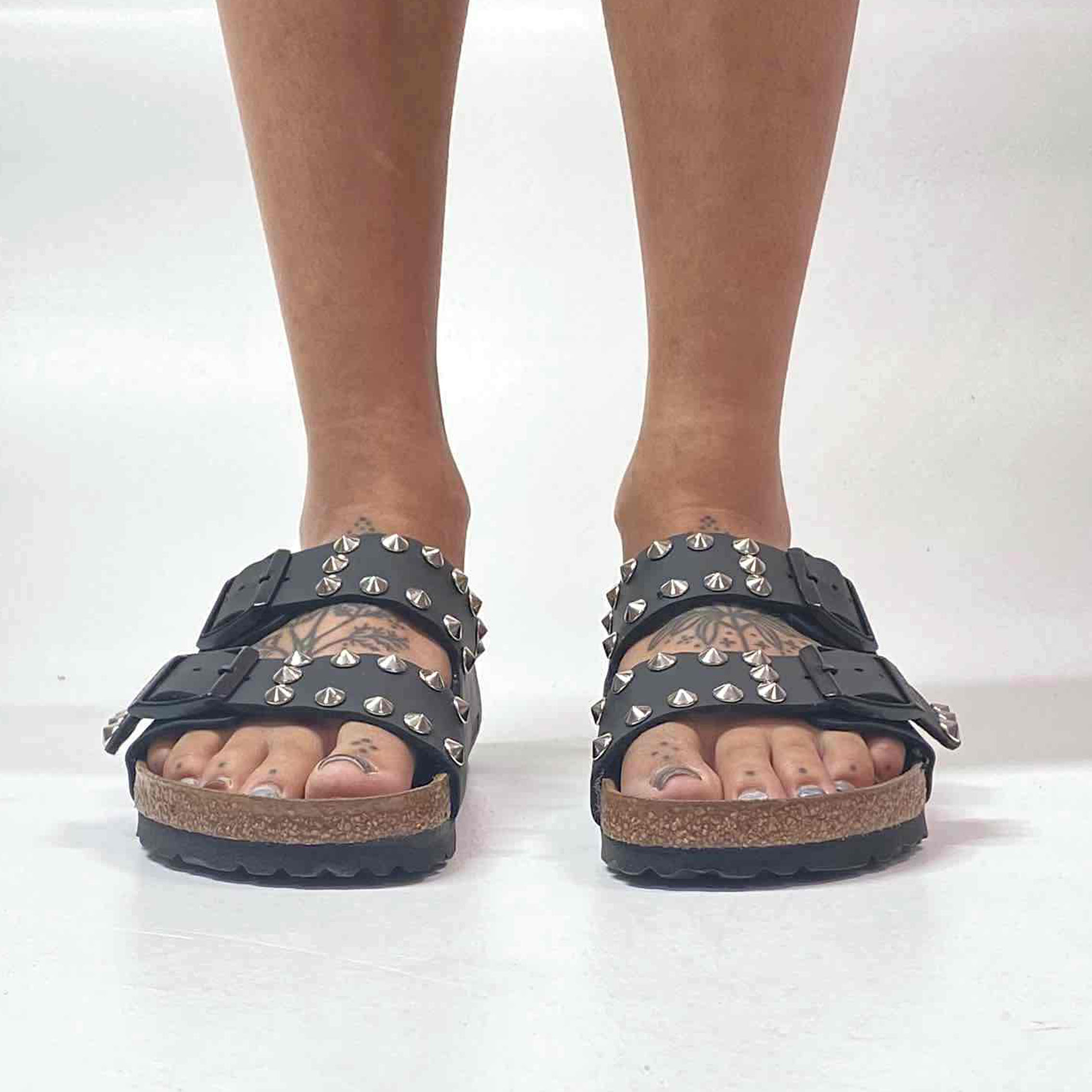 Birkenstock Arizona Personalizzate Base Nera Borchie Cono Basso Argento Lucide