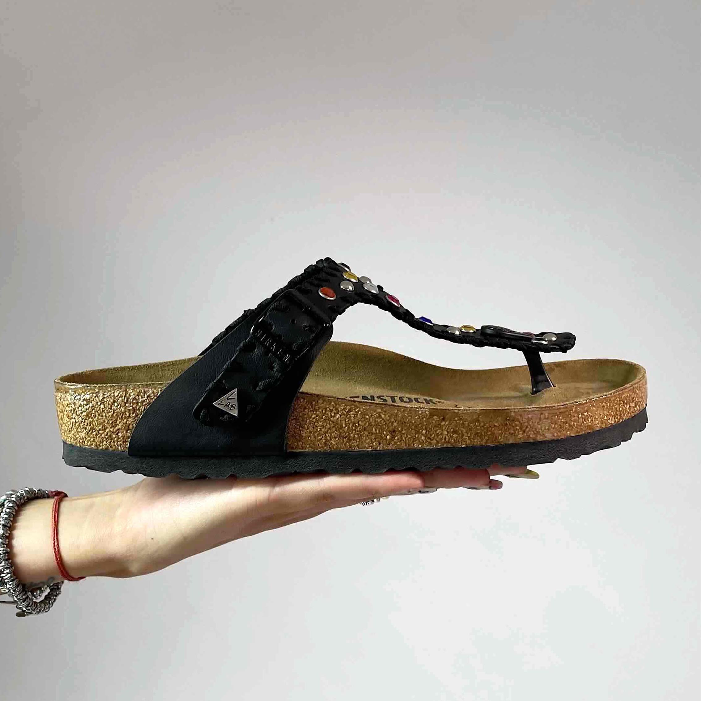 Birkenstock Gizeh Personalizzate Base Nera con Passamaneria e Borchie Multicolor