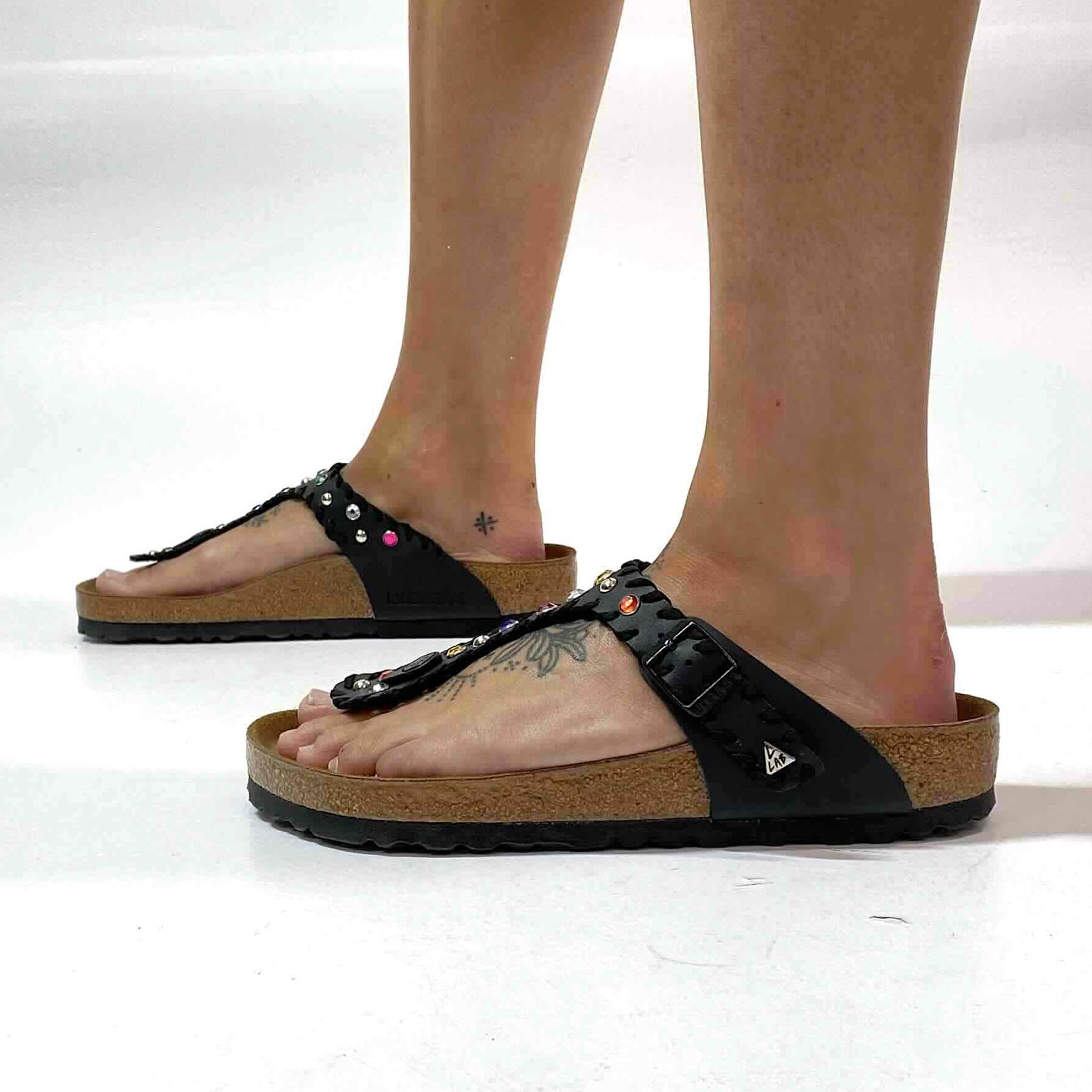 Birkenstock Gizeh Personalizzate Base Nera con Passamaneria e Borchie Multicolor