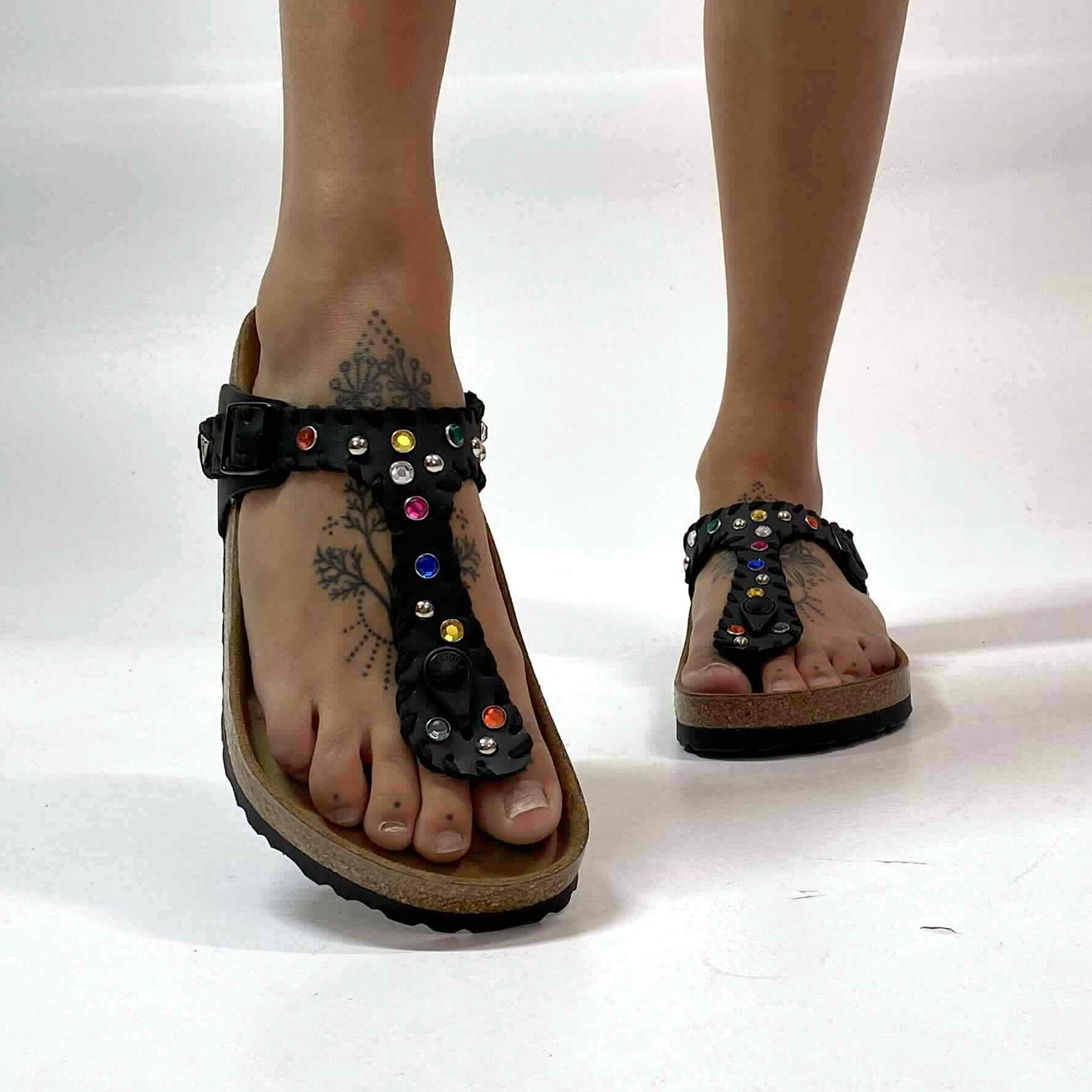 Birkenstock Gizeh Personalizzate Base Nera con Passamaneria e Borchie Multicolor