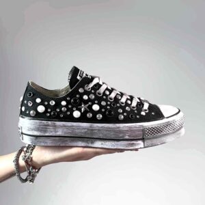 Converse All Star Personalizzate Platform Low Nere con Borchie, Perle, Strass e Sporcatura Vintage