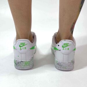 Nike Air Force 1 Custom Swoosh Verde Fluo e Sporcatura Verde Fluo e Nero