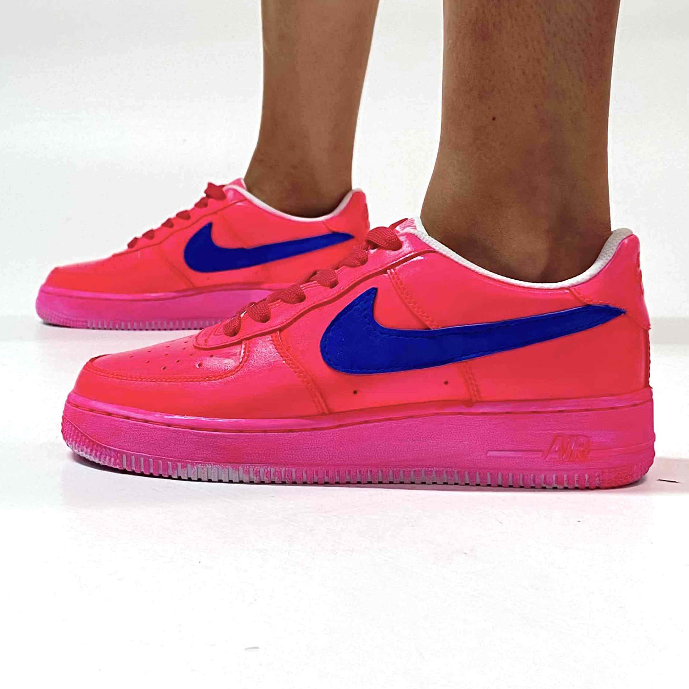 Nike Air Force 1 Custom Total Fucsia con Swoosh Celeste