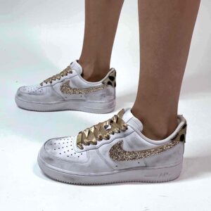 Nike Air Force One Custom Swoosh Glitter Oro, Inserti Leo e Sporcatura Vintage
