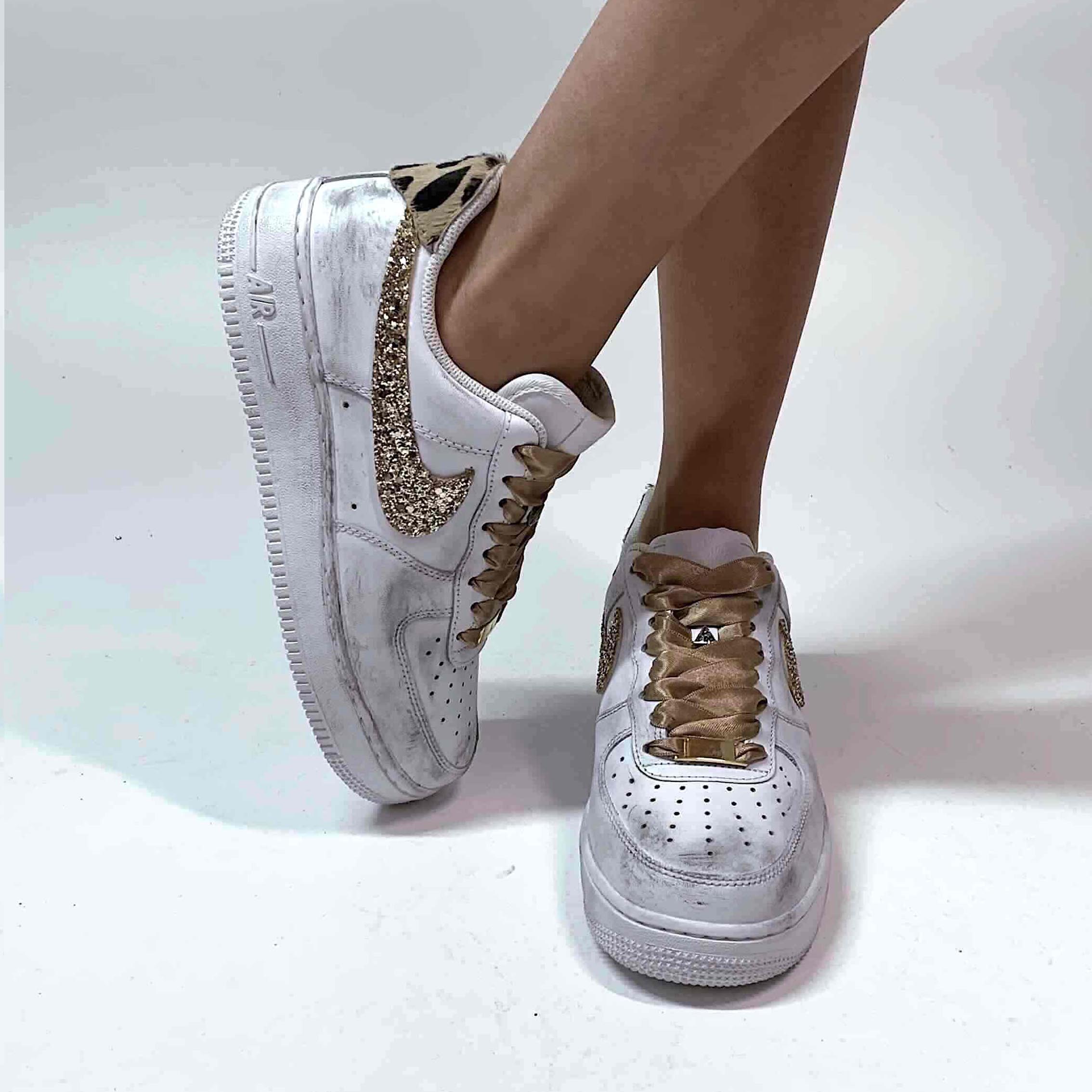 Nike Air Force One Custom Swoosh Glitter Oro, Inserti Leo e Sporcatura Vintage
