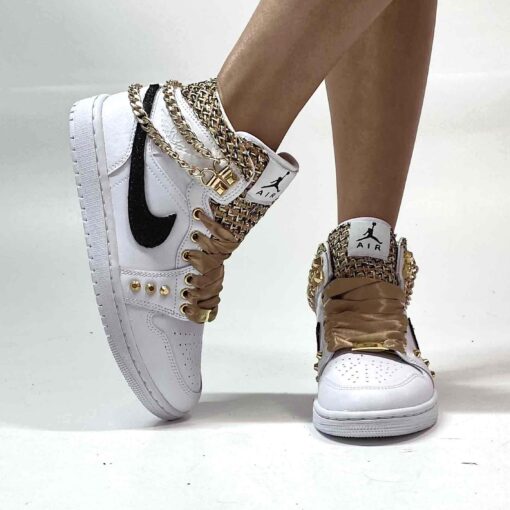 Nike Jordan 1 Custom Swoosh Lurex Nero, Catene e Borchie Oro, Inserti Raffia