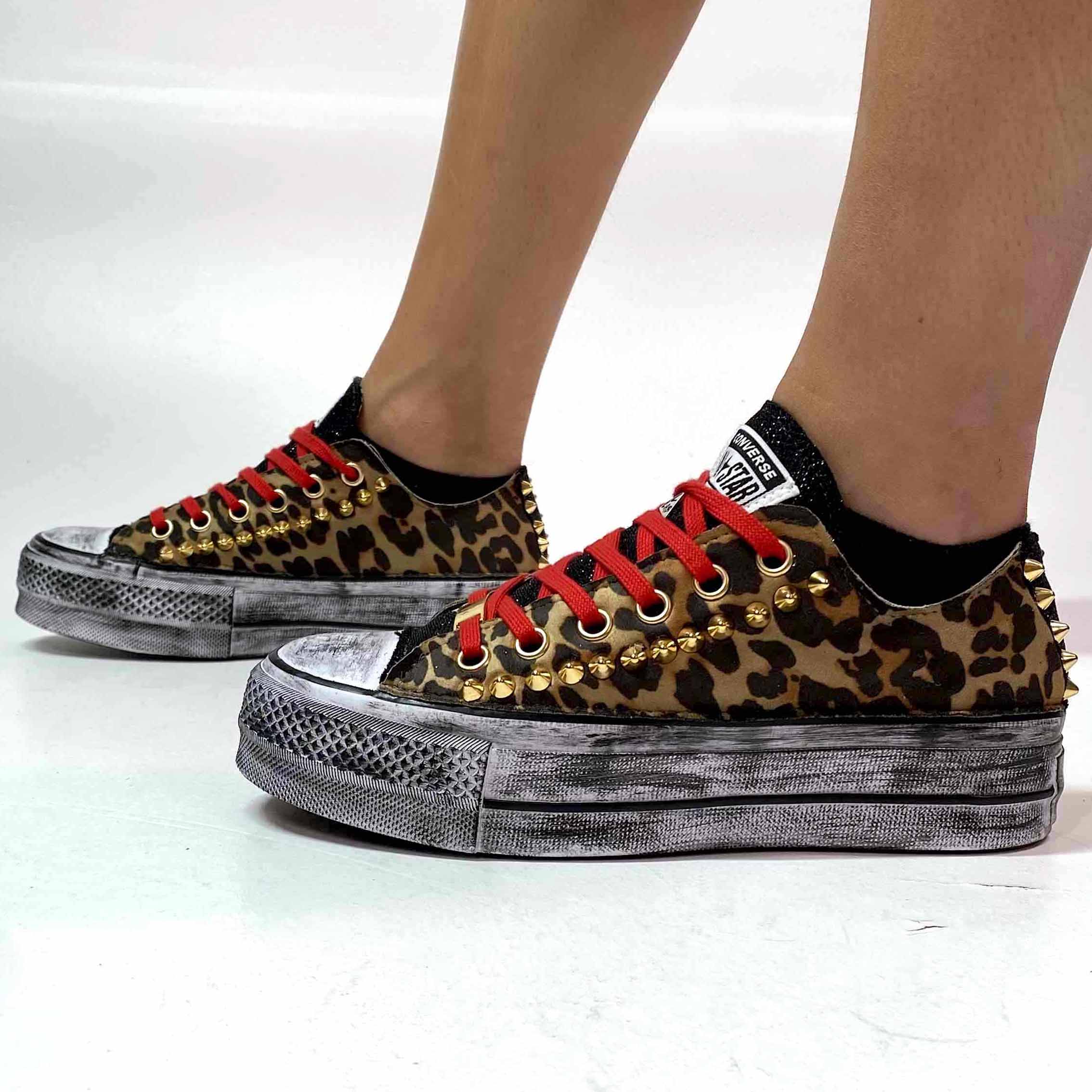 Converse All Star Personalizzate Platform Low Tessuto Leo Linguetta e Tampone Lurex Nero, Borchie Oro e Lacci Rossi