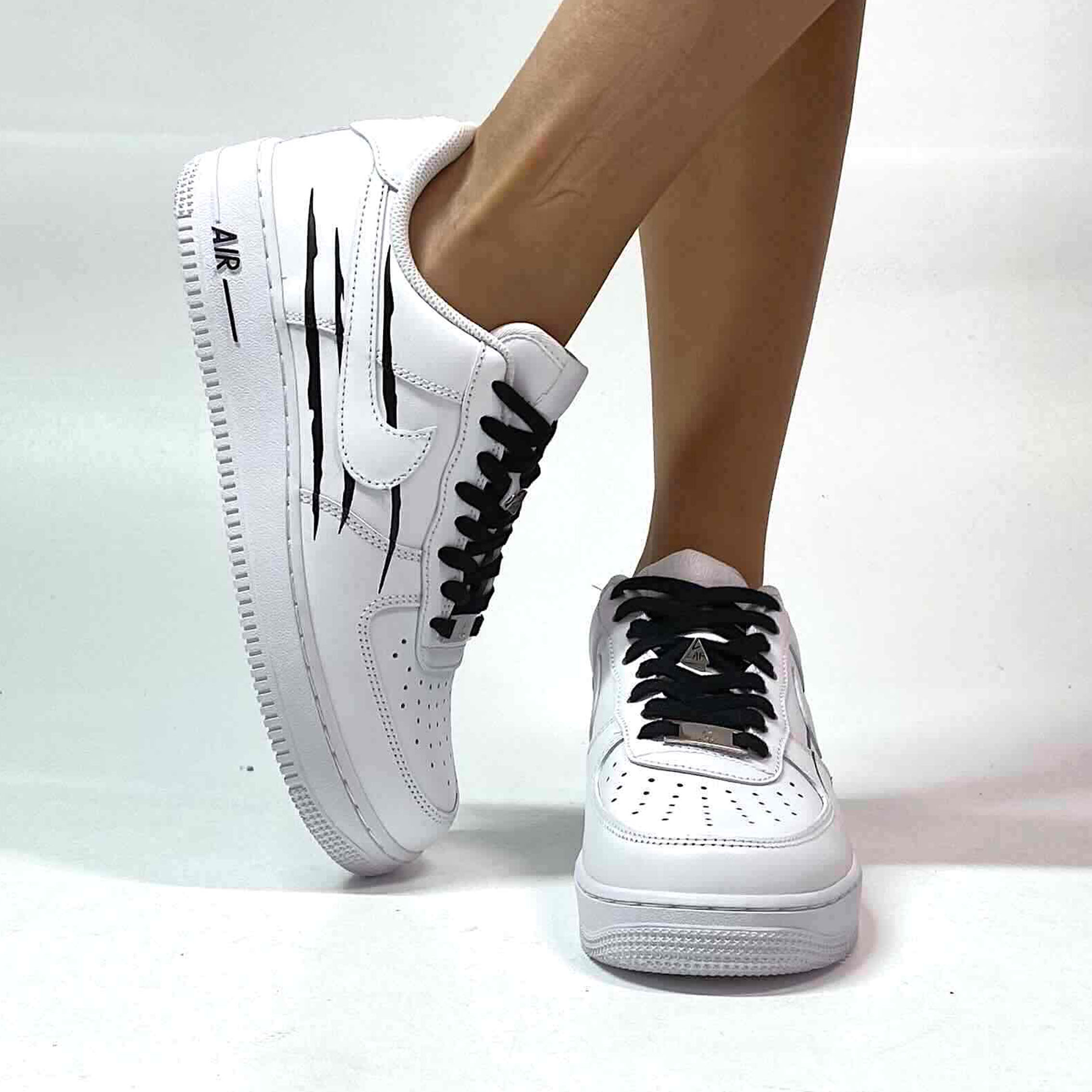 Scarpe personalizzate Nike Air Force 1 basse con lacci in corda nera  bianche UNI