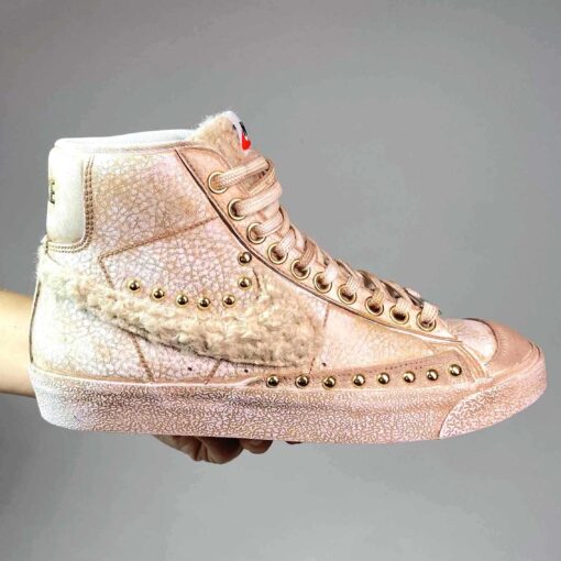 Nike Blazer Customized Delavé Beige Swoosh e Linguetta Teddy, Borchie e Occhielli Oro
