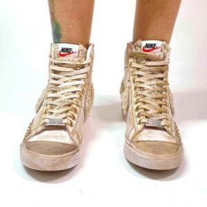 Nike Blazer Customized Delavé Beige Swoosh e Linguetta Teddy, Borchie e Occhielli Oro