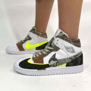 Nike Jordan 1 Custom Doppio Swoosh Fluo, Camouflage, Pelle Scamosciata e Borchie