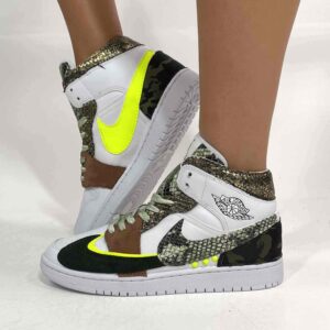 Nike Jordan 1 Custom Doppio Swoosh Fluo, Camouflage, Pelle Scamosciata e Borchie