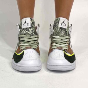 Nike Jordan 1 Custom Doppio Swoosh Fluo, Camouflage, Pelle Scamosciata e Borchie