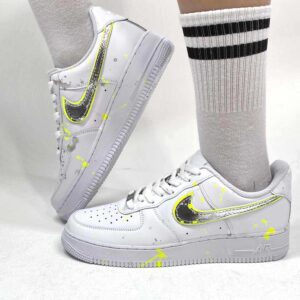 Nike Air Force One Custom Baffo Argento con contorno Giallo Fluo e sporcatura Giallo fluo e Argento