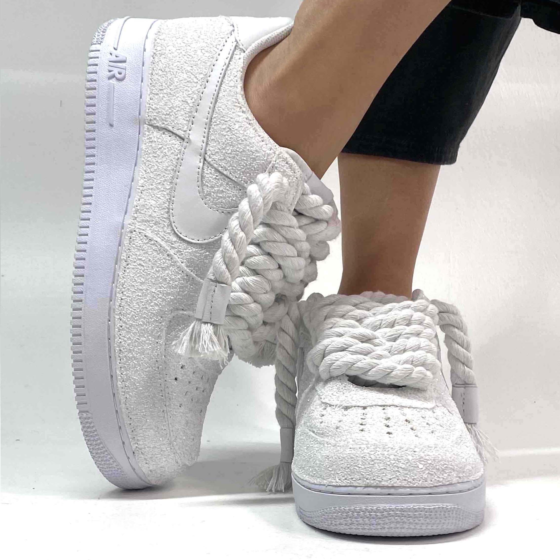 Nike bianche senza online lacci
