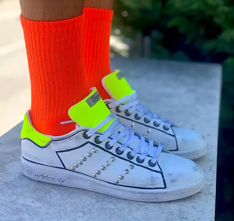 Adidas Stan Smith Personalizzate Profili Neri Dipinti, Accessori Giallo Fluo & Borchie
