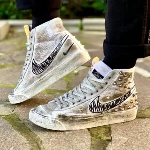 Nike Blazer Customized Borchie, Swoosh Disegnato & Sporcatura Vintage