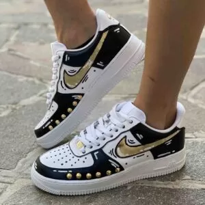 Nike Air Force One Custom Cartoon Dipinta a Mano Inserti Neri e Swoosh Oro Specchiato con Borchie Dorate