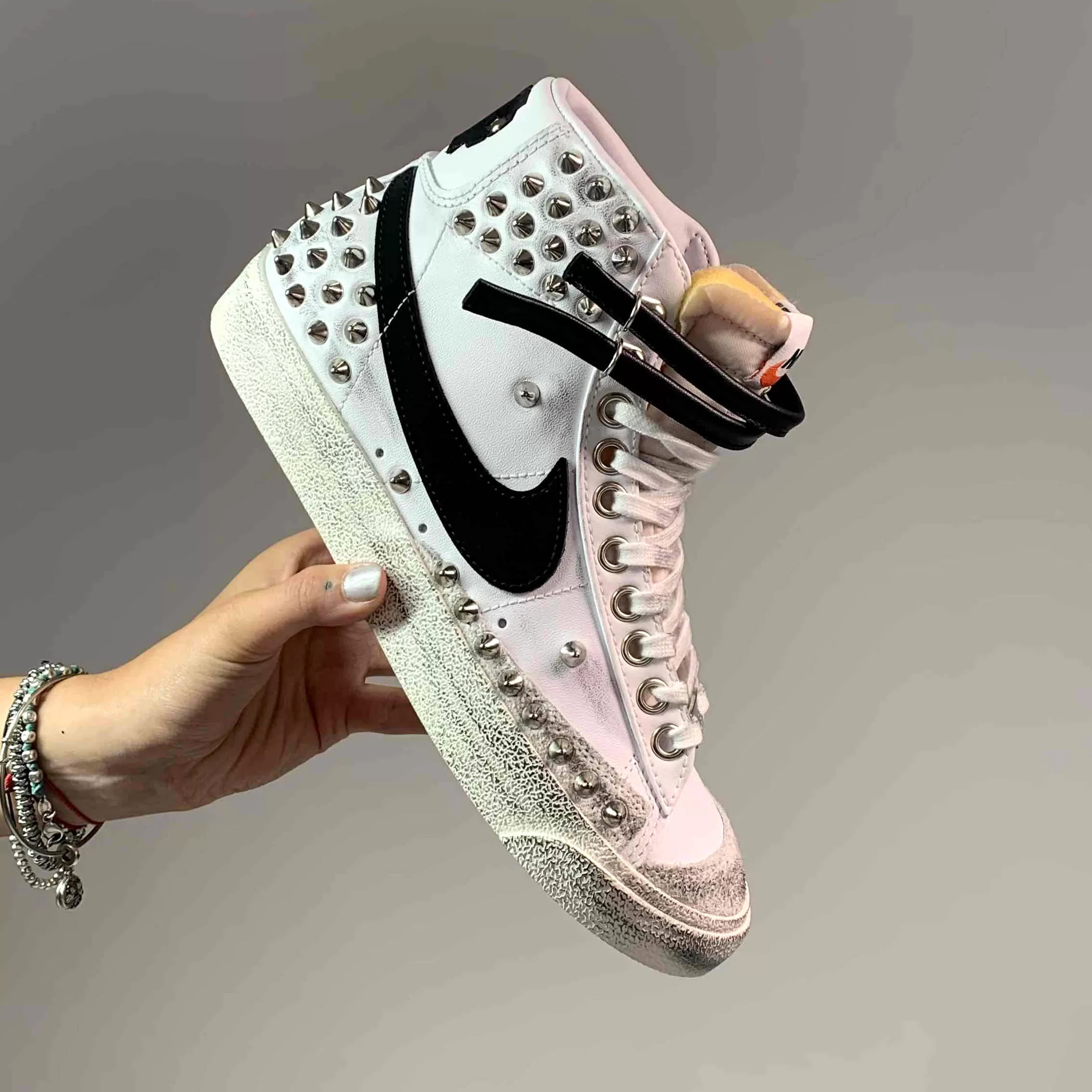 Nike Blazer Customized Borchie, Swoosh Dipinto A Mano & Sporcatura Vintage