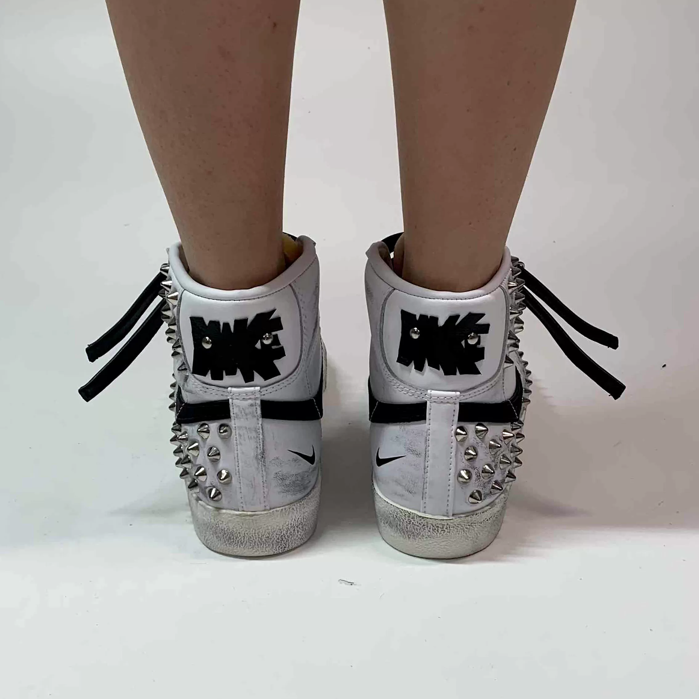 Nike Blazer Customized Borchie, Swoosh Dipinto A Mano & Sporcatura Vintage