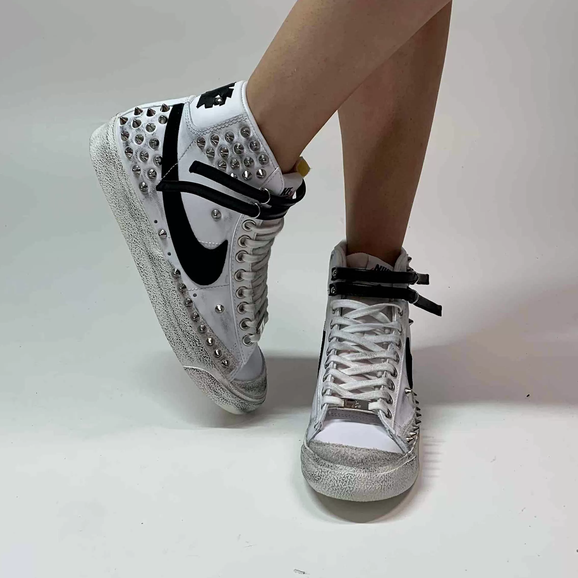 Nike Blazer Customized Borchie, Swoosh Dipinto A Mano & Sporcatura Vintage