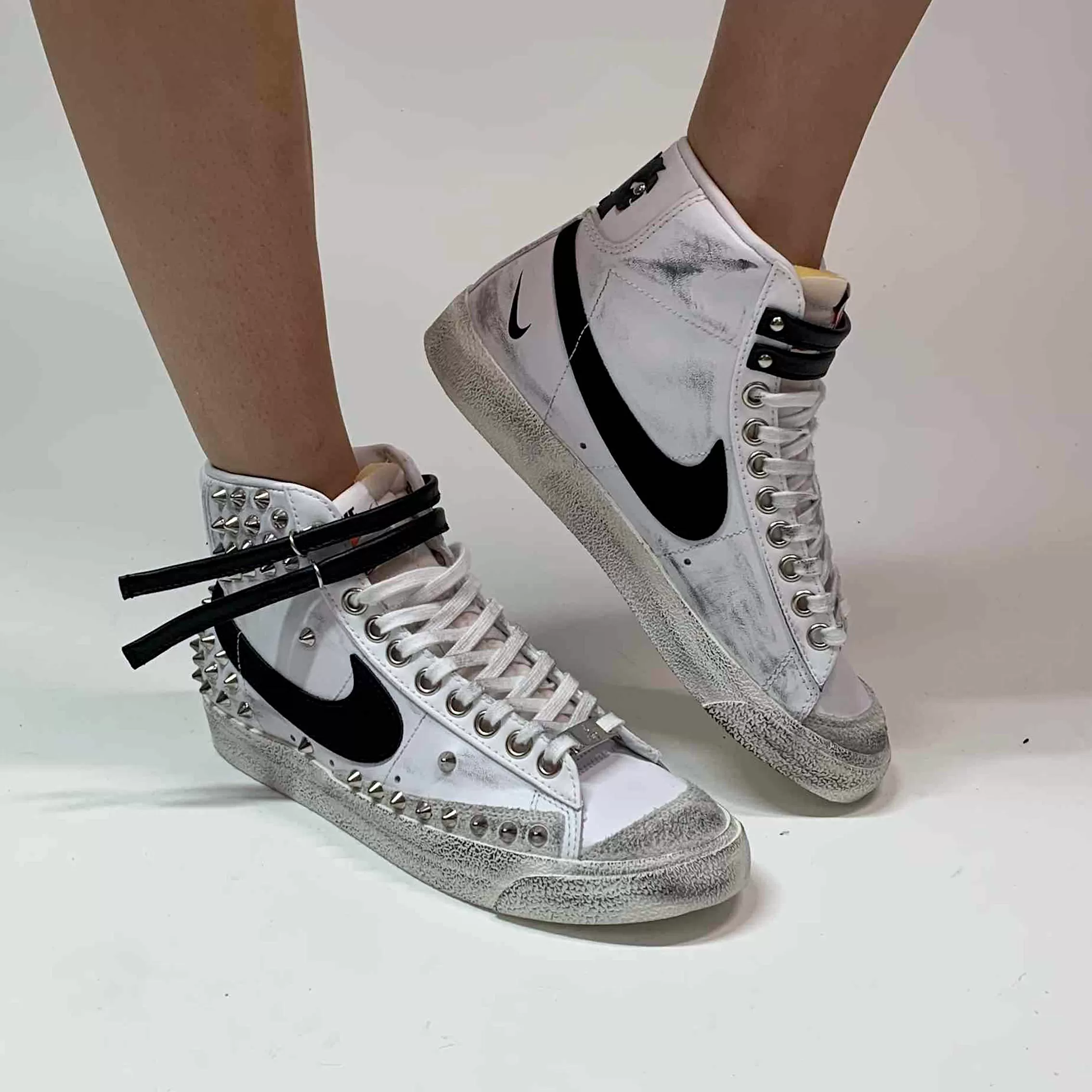 Nike Blazer Customized Borchie, Swoosh Dipinto A Mano & Sporcatura Vintage